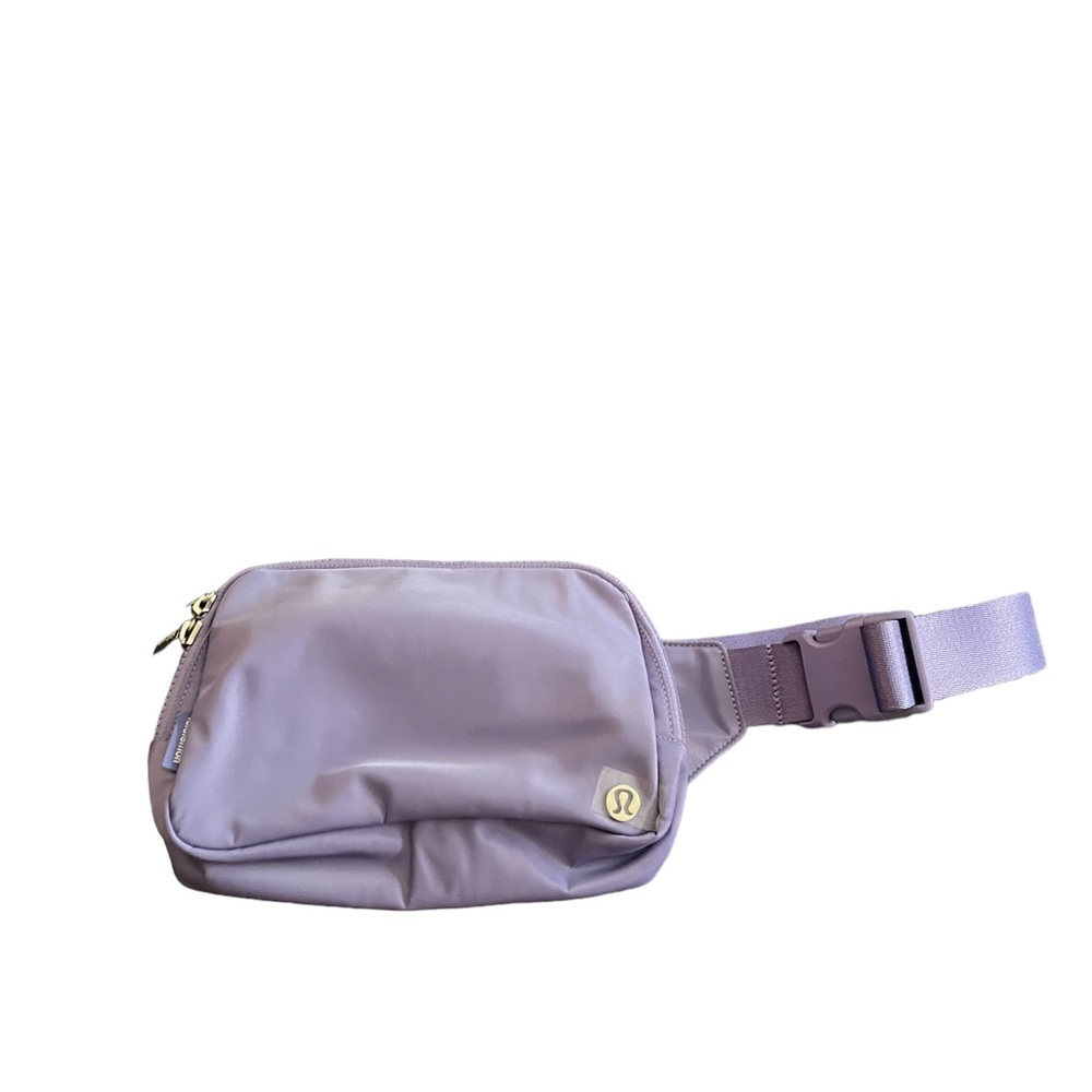 NWOT Lululemon 2L Belt Bag in Dark Lavendar